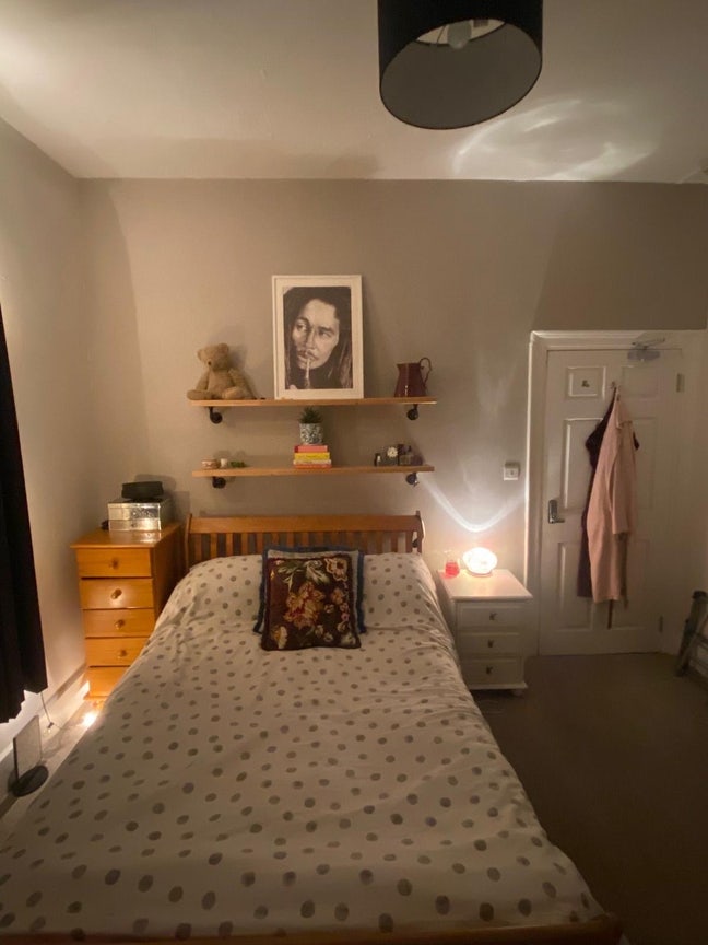 Large, High-Ceiling Double Room  Main Photo