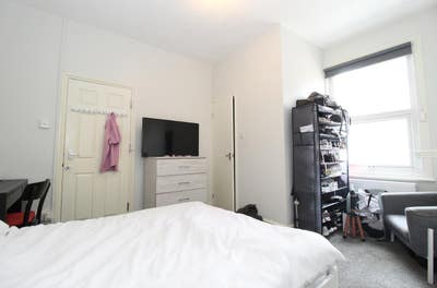 Large En-Suite Bedroom To Rent In Kirkstall Main Photo