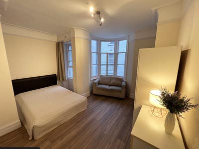 🏡 Room  in 6Bed Hyde Park Mansions -1St October Main Photo