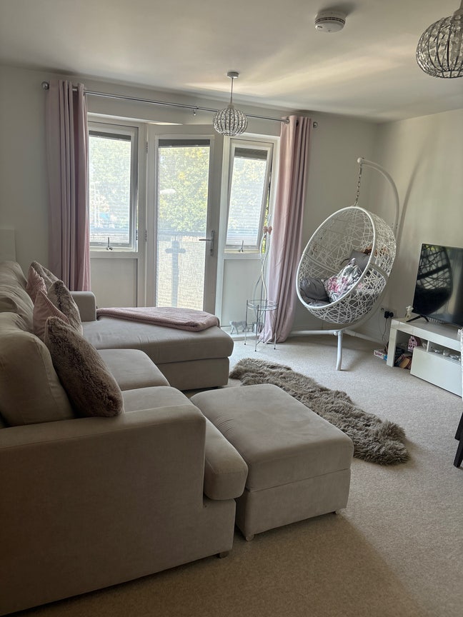 Large 1 Bed Flat to rent Inc Bills UB4 Main Photo