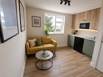 🚨Brande New En Suite With Its Own Living Qauters🚨 Main Photo