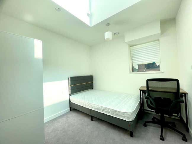 Beautiful Small Double Room in Southville – Living Main Photo