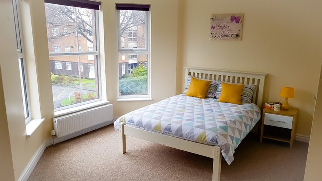 Very Large Bright Ensuite Room  Main Photo