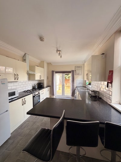 Lovely Room close to Hospital & City Centre Main Photo