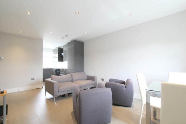 Beautiful Double Bedrooms for rent in Wimbledon Main Photo