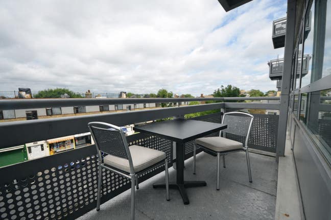 2 bed Apartment with outside space! Main Photo