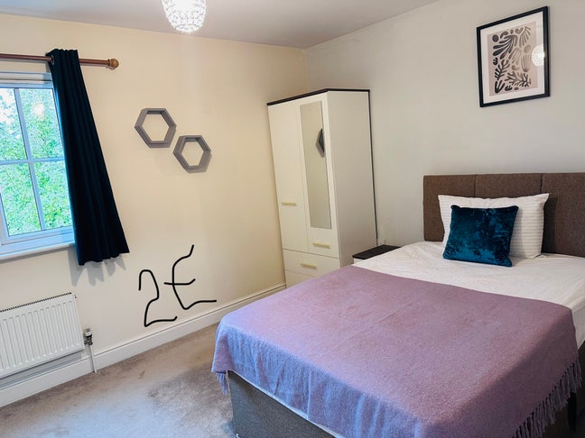 En-suite , Walking distance to hospital  Main Photo