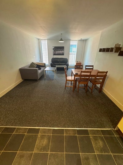 Spacious 2 bed for students, City centre Knight St Main Photo