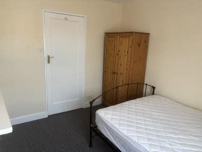 Bright Double Room - 10 mins RDUH Main Photo