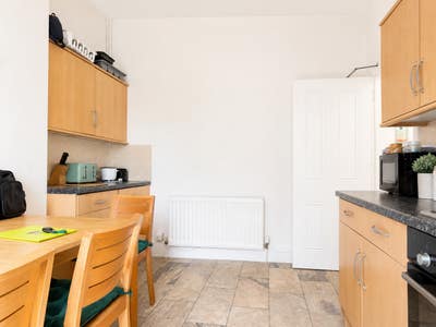 Room to Rent in 5 Bed House  Main Photo
