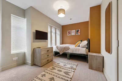 Stunning 5 Bed House - En Suite Ready 14/08/26! Main Photo