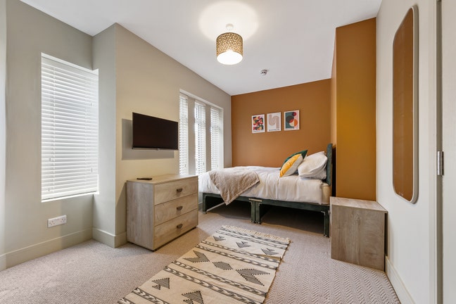 Stunning 5 Bed House - En Suite Ready 14/08/26! Main Photo