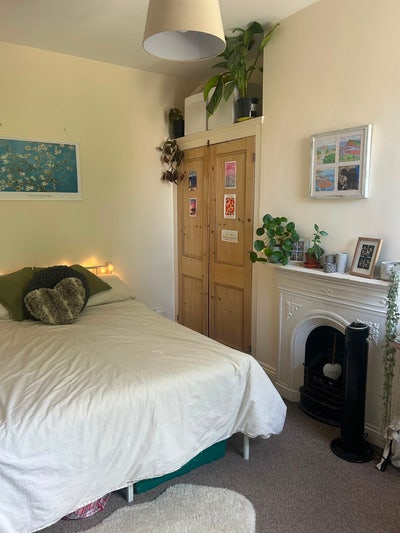 Lovely double room in an all female house Main Photo