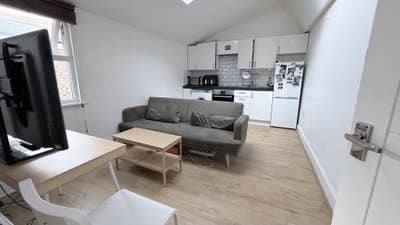 Great three bed flat near station Main Photo