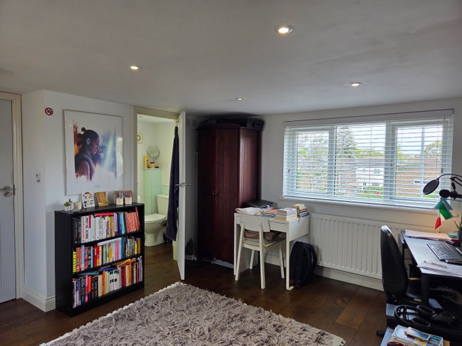 Large Ensuite Close to River Main Photo