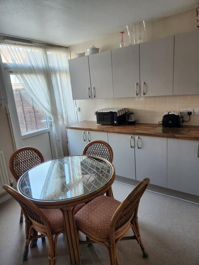 Spacious Double Room in a Clean Quiet House Main Photo