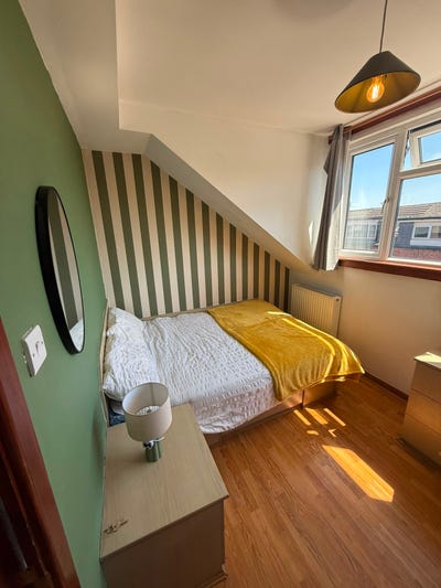 20% off July Rent Burley Train Station 3 Mins :) Main Photo