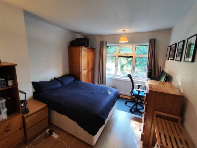 Bright double, lovely garden and living room Main Photo