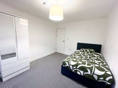 No Deposit - Move in within 48 hours! Main Photo