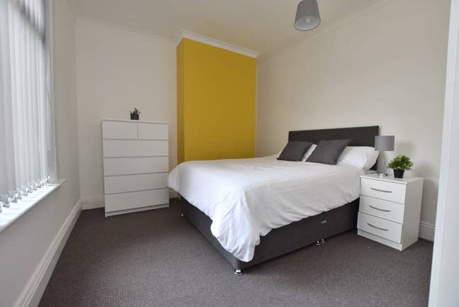 🏡 Two Spacious Double Rooms Available, Howe St Main Photo