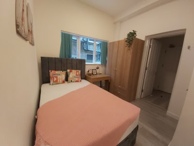 CR0 Premier Double En-suite room with small firdge Main Photo