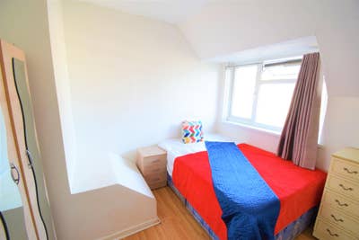 Modern Double Room – Close to Transport! Main Photo