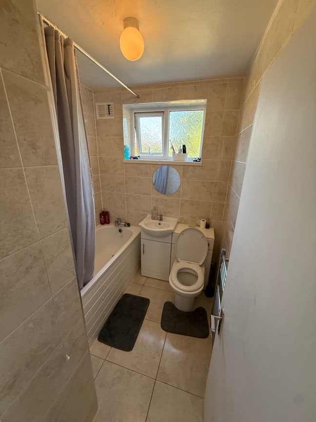 Double bedroom in a 2 bedroom flat share  Main Photo