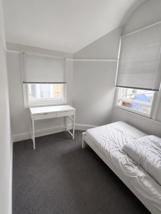 Airy, small double Hyde Park room Main Photo