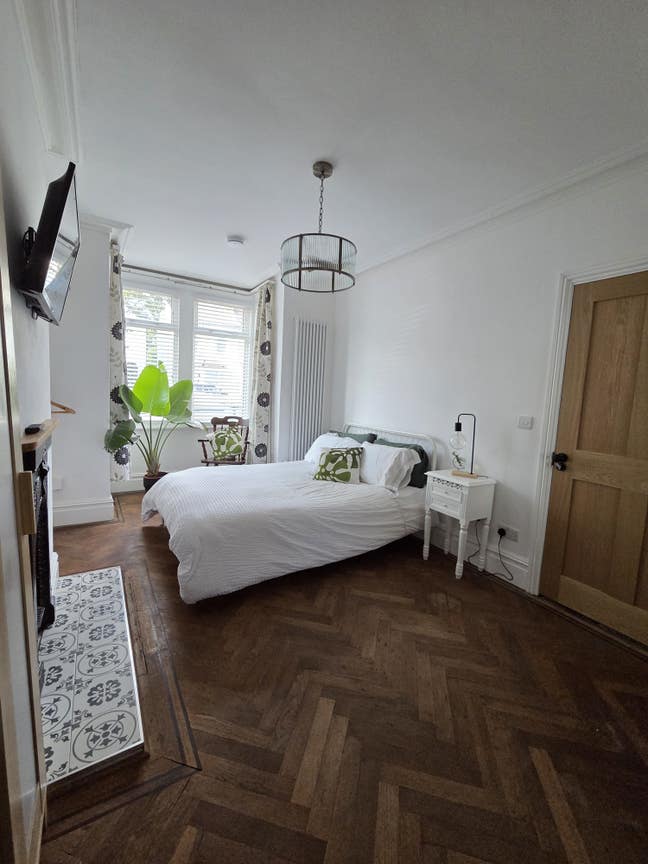 Self contained studio within family home Main Photo