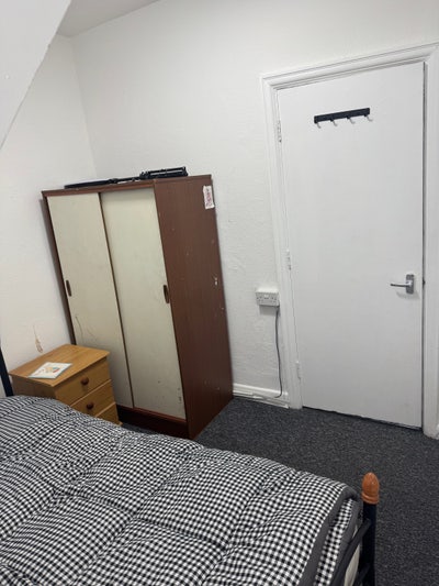 Box room to rent with Gujarati family in edgware Main Photo