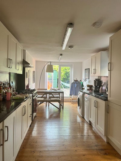 Double room available in Tottenham Hale house Main Photo
