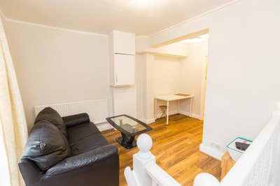 One bedroom flat with balcony in Kensington W8 Main Photo