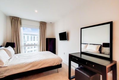 Double Room in Modern Flat Near London Bridge Main Photo