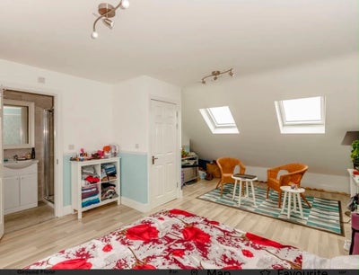 King Room + En-Suite | 3 Min to Hounslow East Main Photo