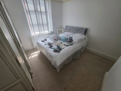 Double Bedroom in victorian property  Main Photo