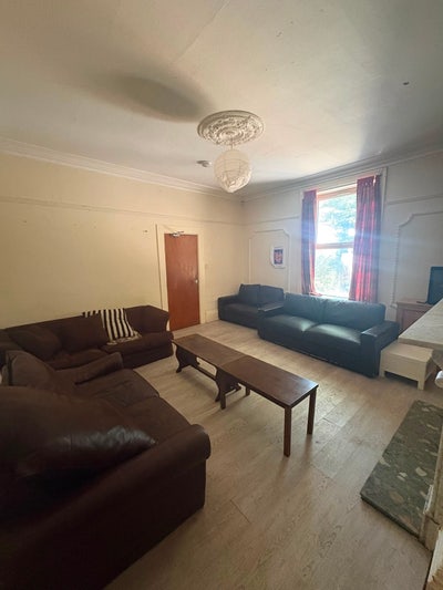 LS6 Hyde Park Room Available Now Main Photo