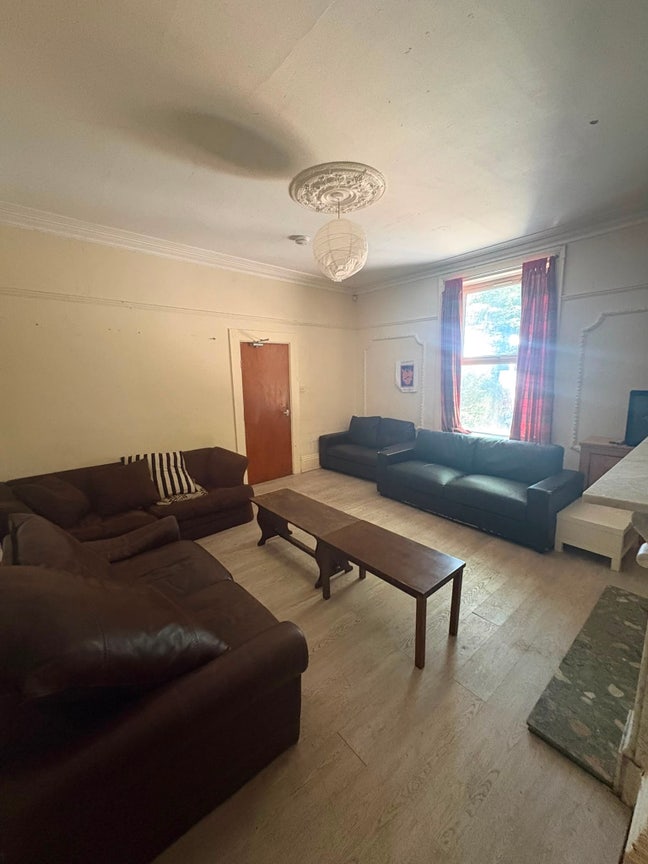 LS6 Hyde Park Room Available Now Main Photo