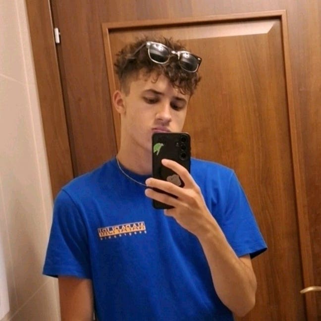 Looking for a flat/flatmates from September Main Photo