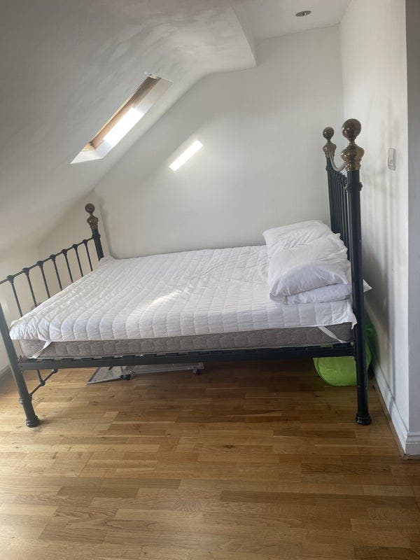Studio apartment and Double room ensuite available Main Photo