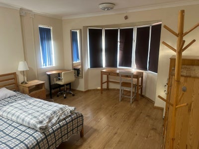 A double room near Yeovil hospital  Main Photo