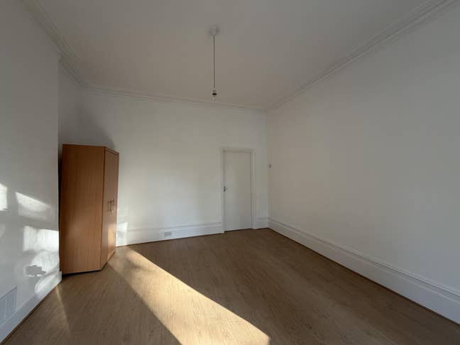Spacious 2-Bed Ground Floor Flat with Garden Main Photo