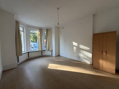 Spacious 2-Bed Ground Floor Flat with Garden Main Photo