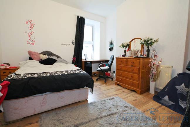 Spacious rooms to rent in HMO Main Photo