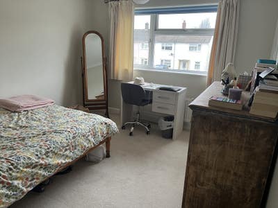 Lovely double room available Monday to Friday Main Photo