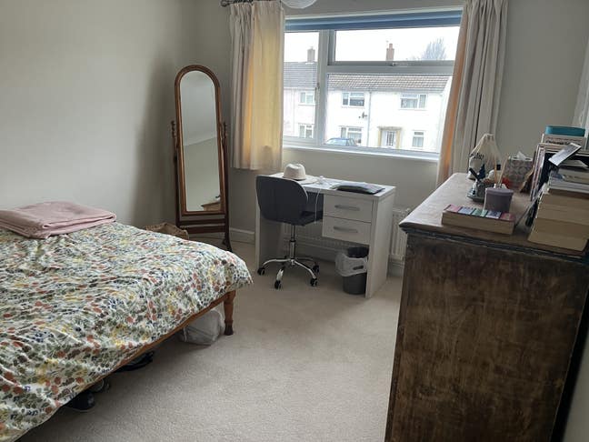 Lovely double room available Monday to Friday Main Photo