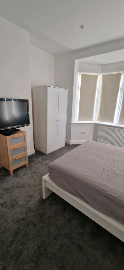 Large double room in fabulous house. Inc bills.  Main Photo