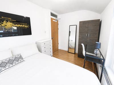 Cozy Room near Zone 1 / 3 min to Elizabeth Line Main Photo