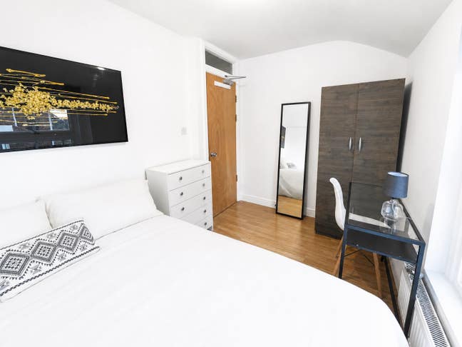 Cozy Room near Zone 1 / 3 min to Elizabeth Line Main Photo