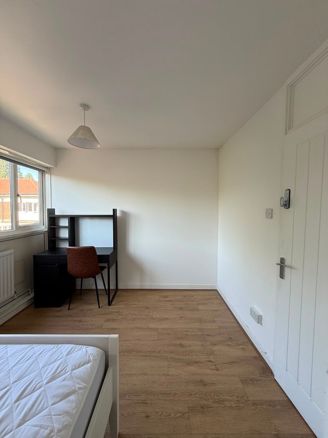 Bright double room near Oval station! (5Ramsey) Main Photo