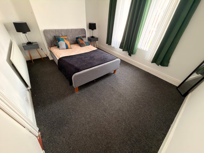 1 large Bedroom, & separate office/dressing room Main Photo